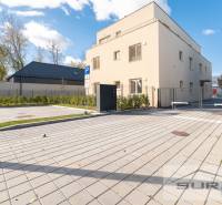 Az épület külső része a pozsonyi Vrakunán, a Železničná utcában, parkolóval és zöldterülettel.