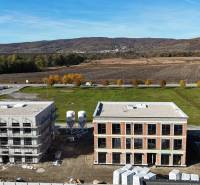 Építési projekt a Szivárvány utcában, Szlovákia Grobban, természet és nyílt táj ölelésében.