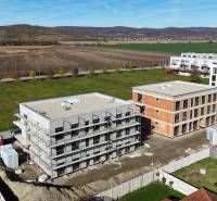 Kilátás egy háromszobás lakás építési munkálataira a Szlovákiai Grob Szivárvány utcáján.