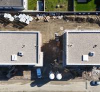 Légi felvétel a Dúhova utcában, Szlovákia Grobban épülő két épületről.