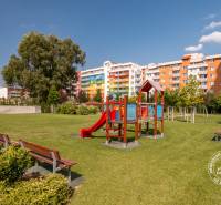 Játszótér a Bosákova utcai színes lakóépületeknél, ideális egy 2 szobás lakás számára.