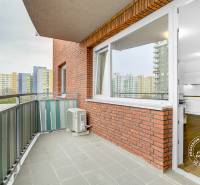 Erkély egy kétszobás lakásban a Bosákova utcában, Pozsony-Petržalka, kilátással a panelházakra.