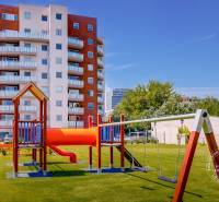 Lakóház a pozsonyi Bosák utcában - Pozsonyligetfalun, játszótérrel a gyepen.