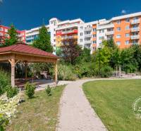 A Bosákova utcán, a lakóház előtti kert pavilonnal pihenésre csábít.