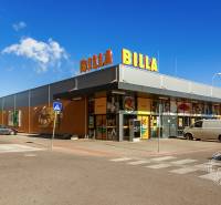 Billa üzlet a pozsonyi Bosák utcában, parkolóval és gyalogátkelőhellyel.