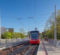 Villamos a Jungmannova megállóban Pozsonyban - Petržalkán, háttérben panelházakkal.