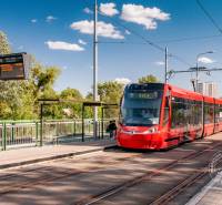 A Bosákova utcán egy piros villamos érkezik egy 2 szobás lakás mellett egy napos napon.