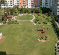 A Bosákova utcán egy játszótér látható egy 2 szobás lakás kertjében.