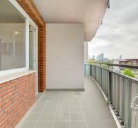 Erkély egy kétszobás lakásban a Bosákova utcában, Pozsonyra néző kilátással.