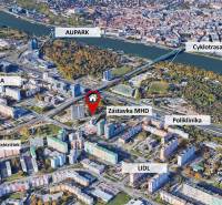 Légi felvétel Pozsonyról - Petržalkáról a Bosákova utcából, üzletek és tömegközlekedés a környéken.