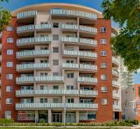 Magas épület érdekes erkélyekkel a Bosákova utca közelében, a garázsok mellett a városban.