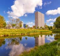 Magas épületek a tó mellett a Bosák utcában, Pozsony-Petržalka.