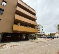 Lakóház a Sadová utcában, Szenicén, parkológarázsokkal.