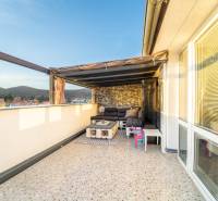 Terasz ülőhellyel, kilátás a tetőkre és dombokra egy 2 szobás lakásban a Vajanského utcában, Modrán.