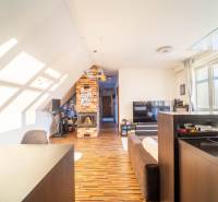 Nappali egy kétszobás lakásban fa dekor padlóval és téglakandallóval.