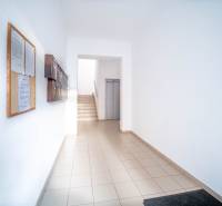 Lakóház bejárat postaládákkal és lifttel, alkalmas 2 szobás lakás számára.