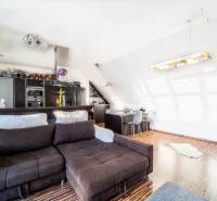 Nappali konyhasarokkal, kanapéval és fa dekorációjú padlóval, 2 szobás lakás.