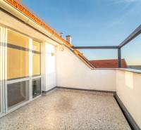 Napos terasz egy 2 szobás lakásnál, kilátással a tetőkre és az égre.