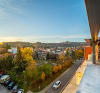 Kilátás a Vajanského utcáról Modrán a környező tájra és lakóépületekre.