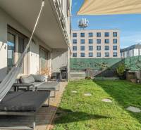 Kerti terasz egy 3 szobás lakásnál Pozsonyban - Lamač, Jána Langoša, gyepesítéssel és függönyökkel.