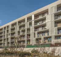 Lakóház erkélyekkel Pozsonyban, Lamač városrészben, a Jána Langoša utcában, zöldövezetben.