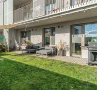 A Jána Langoša utcai 3 szobás lakás kertje Pozsonyban - Lamacsban terasszal és ülőhellyel.