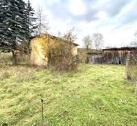 Családi ház Rykynčice-ben, természet által körülvéve, fa szerkezetek és fák mellett.