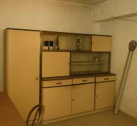 Régi szekrény és asztal egy családi ház belső terében.