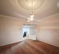 Szoba családi házban szőnyegpadlóval és függő világítással.