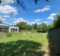 Kert gyepes területtel és modern épülettel Pozsony - Podunajské Biskupice, Podunajské Biskupice, Lakóterületek.