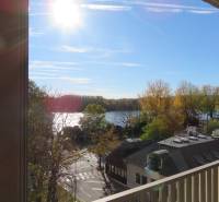 Kilátás a folyóra és az utcára egy lakásból a Flórián utcában, Pozsony-Óvárosban.