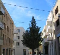 Lakóépületek a Pozsony-Óváros Flórián utcájában macskaköves úttal.