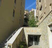 Pozsonyban, a Flórián utcán van egy bejárat a parkolóhoz.