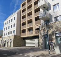 Új építés a Flórián utcában, Pozsony - Óváros, modern erkélyekkel.