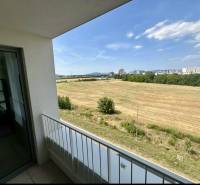 Kilátás az erkélyről a mezőkre és a városra Pozsonyban, a Labutia utcában, Petržalkán.