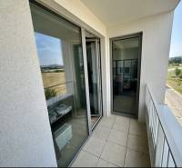 Erkély egy 2 szobás lakásból, kilátással a Labutia utcára Pozsony - Petržalka városrészében.