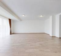 Családi ház fa dekorációjú padlóval és nagy francia ablakokkal.