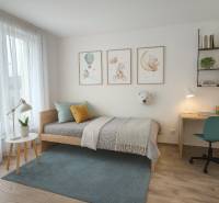 Gyerekszoba egy családi házban, fa dekor padlóval és íróasztallal.