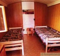 Faház belső két ággyal és fa dekorációjú padlóval.