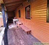 Faház Dudincon, verandával, fa dekoros padlóval és paddal.