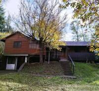 Házikó Dudincon, fákkal és buja zölddel körülvéve, ideális a pihenésre.