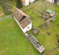 Családi ház Sklenén, Sklenén kerttel körülvéve, melléképületekkel és fákkal.