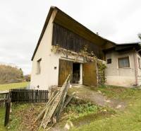 Családi ház Sklenóban, a Sklenó utcában, füves telken.