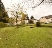 Kert a családi ház mellett Sklenén, a Sklené utcában, gyümölcsfákkal.