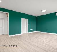 Szoba fa mintás padlóval, zöld falakkal és légkondicionálóval, 2 szobás lakás.