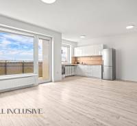 Világos belső tér kétszobás lakásban konyhával, üvegfallal és fa dekorációjú padlóval.