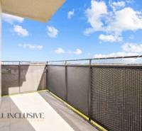 Erkély kilátással egy kétszobás lakásban a Dunaszerdahelyi Panónsky hájon.