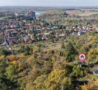 Légi felvétel a kertekről Pozsonyban - Dévényben, a Spätna úton, háttérben a várral.