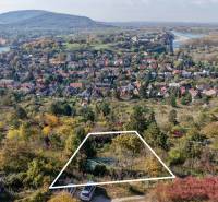 Légi felvétel a pozsonyi - dévényi kertekről a Spätna úton, látható a vár.