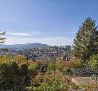 Kilátás Dévényre és az Öreg várra a Pozsonyi Kanyar úti kertekből.